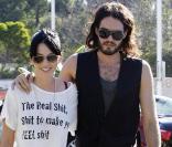 Katy Perry et Russell Brand : les deux tourtereaux nous offrent un défilé de looks les plus glamour et trashs à la fois entre la Grande Bretagne et les Etats-Unis ! Ils sont de parfaits jumeaux de look.