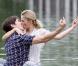 Drew Barrymore et son fiancé Justin Long sont terriblement fusionnels ! Jouer au ballon, faire des gestes vulgaires en s'embrassant, se coller un pansement sur la tête pour une promenade romantique... Un couple "jumellement" charmant !