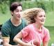Drew Barrymore et son fiancé Justin Long sont terriblement fusionnels ! Jouer au ballon, faire des gestes vulgaires en s'embrassant, se coller un pansement sur la tête pour une promenade romantique... Un couple "jumellement" charmant !