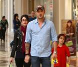 Megan Fox accompagnée de son boyfriend Brian Austin Green et de Kassius, fils de ce dernier. Cette joyeuse tribu était de sortie le 18 novembre pour déguster un bretzel dans un centre commercial de Los Angeles.