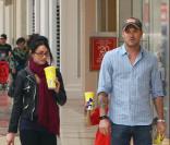 Megan Fox accompagnée de son boyfriend Brian Austin Green et de Kassius, fils de ce dernier. Cette joyeuse tribu était de sortie le 18 novembre pour déguster un bretzel dans un centre commercial de Los Angeles.