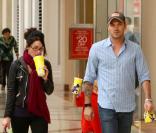 Megan Fox accompagnée de son boyfriend Brian Austin Green et de Kassius, fils de ce dernier. Cette joyeuse tribu était de sortie le 18 novembre pour déguster un bretzel dans un centre commercial de Los Angeles.