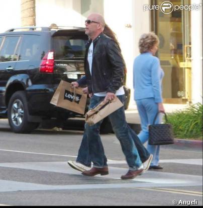 Bruce Willis et son pote font du shopping à Los Angeles