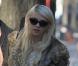 Sur le tournage de Gossip Girl, Taylor Momsen brille de plus en plus par ses looks impeccables ! Micro robe blanche à dentelles, collants opaques noirs, bottines de rockeuse et manteau à col de fourrure... une vraie fashionista !