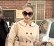 Jennifer Lopez se fait plutôt rare dans notre chronique. Mais cette semaine, elle s'est carrément prise pour Posh ! Trench boule de couleur camel, escarpins noirs, lunettes mouches et it-bag, un look au top !