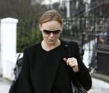 En tant que créatrice, Stella McCartney connaît les tendances sur le bout des doigts. Encore une fois, pour aller chercher ses enfants, Stella a mis le paquet. Un total look noir maîtrisé à la perfection !<br />