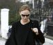 En tant que créatrice, Stella McCartney connaît les tendances sur le bout des doigts. Encore une fois, pour aller chercher ses enfants, Stella a mis le paquet. Un total look noir maîtrisé à la perfection !