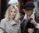 Pour un déjeuner avec sa maman chérie, Sienna Miller a choisi de porter un simple jean slim, un joli manteau beige et bien sûr sa paire de blow-boots fétiches de chez... Vivienne Westwood ! Qui d'autre !