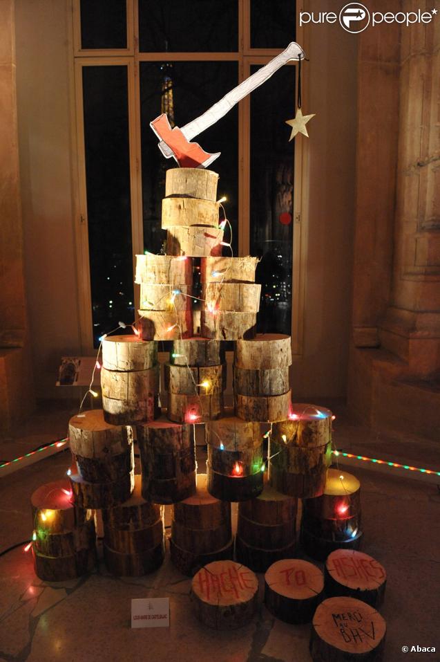 L'oeuvre de Lous-Marie de Castelbajac lors de la vente aux enchère des Sapins de créateurs qui se tient à la Cité de l'architecture le 8 décembre 2009 à Paris