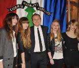 Jean-Charles de Castelbajac avec le groupe Les Plastiscines devant sa création lors de la vente aux enchère des Sapins de créateurs qui se tient à la Cité de l'architecture le 8 décembre 2009 à Paris