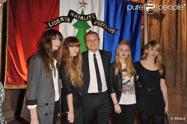 Jean-Charles de Castelbajac avec le groupe Les Plastiscines devant sa création lors de la vente aux enchère des Sapins de créateurs qui se tient à la Cité de l'architecture le 8 décembre 2009 à Paris