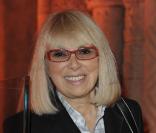 Mireille Darc lors de la vente aux enchère des Sapins de créateurs qui se tient à la Cité de l'architecture le 8 décembre 2009 à Paris
