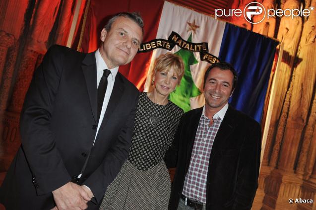 Jean-Charles de Castelbajac, Marie-Christiane Marek et Bernard Montiel lors de la vente aux enchère des Sapins de créateurs qui se tient à la Cité de l'architecture le 8 décembre 2009 à Paris