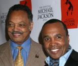 Jesse Jackson et Sugar Ray Leonard lors de la sortie du livre Michael Jackson Official Opus à Los Angeles le 8 décembre 2009
