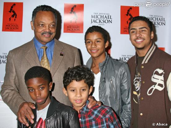 Jesse Jackson avec les enfants de P. Diddy, Christian et Quincy, et ceux de Jermaine, Jafaar et Jermajsty lors de la sortie du livre Michael Jackson Official Opus à Los Angeles le 8 décembre 2009