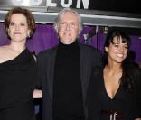 Sigourney Weaver, James Cameron et Zoe Saldana, à l'occasion de l'avant-première mondiale d' Avatar , à l'Odeon de Leicester Square de Londres, le 10 décembre 2009.