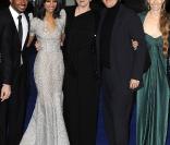 Zoe Saldana, Sigourney Weaver, James Cameron et sa femme, à l'occasion de l'avant-première mondiale d' Avatar , à l'Odeon de Leicester Square de Londres, le 10 décembre 2009.