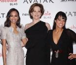 Zoe Saldana, Sigourney Weaver et Zoe Saldana, à l'occasion de l'avant-première mondiale d' Avatar , à l'Odeon de Leicester Square de Londres, le 10 décembre 2009.