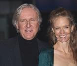 James Cameron et sa femme, à l'occasion de l'avant-première mondiale d' Avatar , à l'Odeon de Leicester Square de Londres, le 10 décembre 2009.