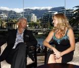 Morgan Freeman et Lori McCreary lors de la présentation du film Invictus au Cap en Afrique du Sud le 10 décembre 2009