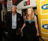 Morgan Freeman et Lori McCreary lors de la présentation du film Invictus au Cap en Afrique du Sud le 10 décembre 2009