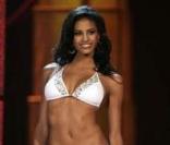 Chloé Mortaud, sublime en maillot de bain lors de la cérémonie de Miss Monde 2009.