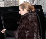 Céline Dion, le teint pâle, sort de son hôtel new-yorkais, vendredi 11 décembre.