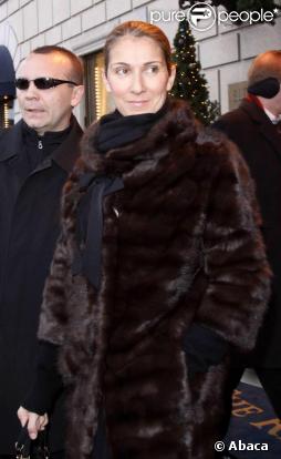 Céline Dion, le teint pâle, sort de son hôtel new-yorkais, vendredi 11 décembre.