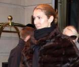 Céline Dion, le teint pâle, sort de son hôtel new-yorkais, vendredi 11 décembre.