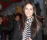 Jordana Brewster s'offre une petite séance de shopping sur Beverly Hills avec une amie, vendredi 11 décembre, avant de savourer un frozen yogurt dans sa voiture.