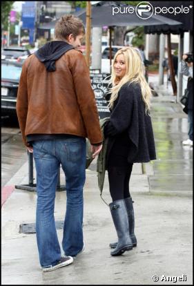 Ashley Tisdale et son chéri Scott Speer à Los Angeles, le 12 décembre 2009