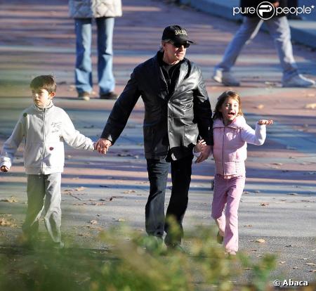 Michael Douglas s'est promené avec ses deux enfants - Dylan Thomas et Carys Zeta - dans un parc de Manhattan, à New York, en décembre 2009. 
