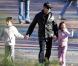 Pendant que la divine Catherine Zeta-Jones enflamme Broadway... Michael Douglas s'occupe des enfants !