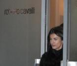 Elisabetta Canalis fait du shopping chez Roberto Cavalli à Milan avec des amies le 15 décembre 2009