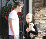 Ashley Tisdale quitte sa maison avec son boyfriend, Scott Spear et son chien Maui à Toluca Lake le 19 décembre 2009  