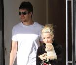 Ashley Tisdale fait un peu de shopping avec son boyfriend Scott Spear dans Studio City à Los Angeles le 19 décembre 2009