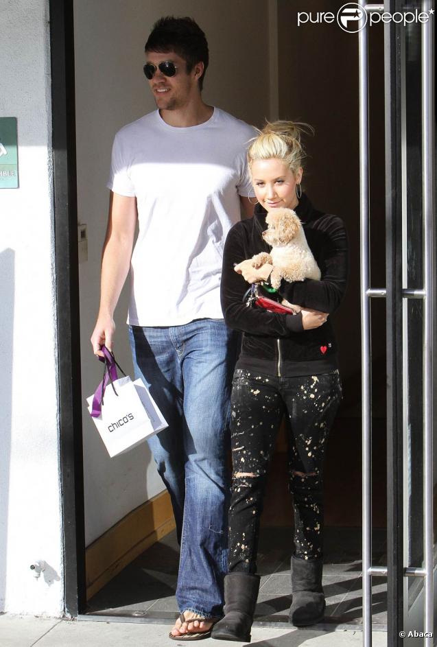 Ashley Tisdale fait un peu de shopping avec son boyfriend Scott Spear dans Studio City à Los Angeles le 19 décembre 2009