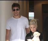 Ashley Tisdale termine ses achats avant les vacances de Noël en compagnie de son petit ami Scott Speer et son chien le 19 décembre 2009