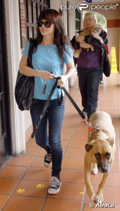 Christina Ricci dans les rues de Los Angeles avec Woofy le 21/12/09