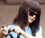 Christina Ricci dans les rues de Los Angeles avec Woofy le 21/12/09