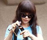 Christina Ricci dans les rues de Los Angeles avec Woofy le 21/12/09