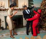Noël 2009 à la Maison Blanche... Barack Obama et Michelle dansent avec un lutin du Père Noël !<br />