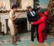 Noël 2009 à la Maison Blanche... Barack Obama et Michelle dansent avec un lutin du Père Noël !