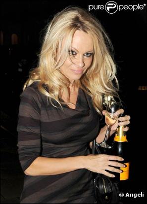 Pamela Anderson, à l'occasion d'une petite soirée privée donnée après une représentation de sa pièce, à Londres, en décembre 2009.