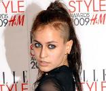 On aime beaucoup le mannequin Alice Dellal. On aime moins son crâne à demi rasé ! Ici à Londres le 9 février 2009. 