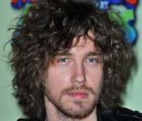 Julien Doré : notre chanteur préféré ne fréquente pas notre coiffeur préféré ! À Paris le 15 mars 2009. 