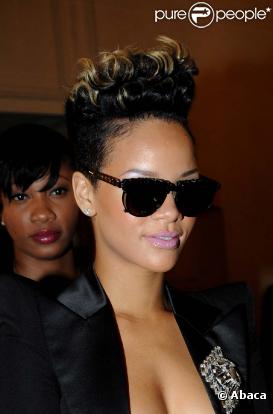 Rihanna championne toute catégorie de l'année avec ce petit tas frisé et bicolore, porté sur le dessus du crâne.