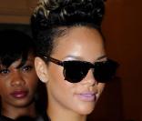Rihanna championne toute catégorie de l'année avec ce petit tas frisé et bicolore, porté sur le dessus du crâne. 