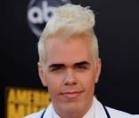 Rihanna : maintenant elle est blonde... Et non, c'est le blogeur Perez Hilton à Los Angeles, le 22 novembre 2009. 
