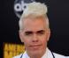 Rihanna : maintenant elle est blonde... Et non, c'est le blogeur Perez Hilton à Los Angeles, le 22 novembre 2009. 